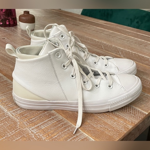 White leather high top converse sneakers in great condition! - Picture 4 of 8